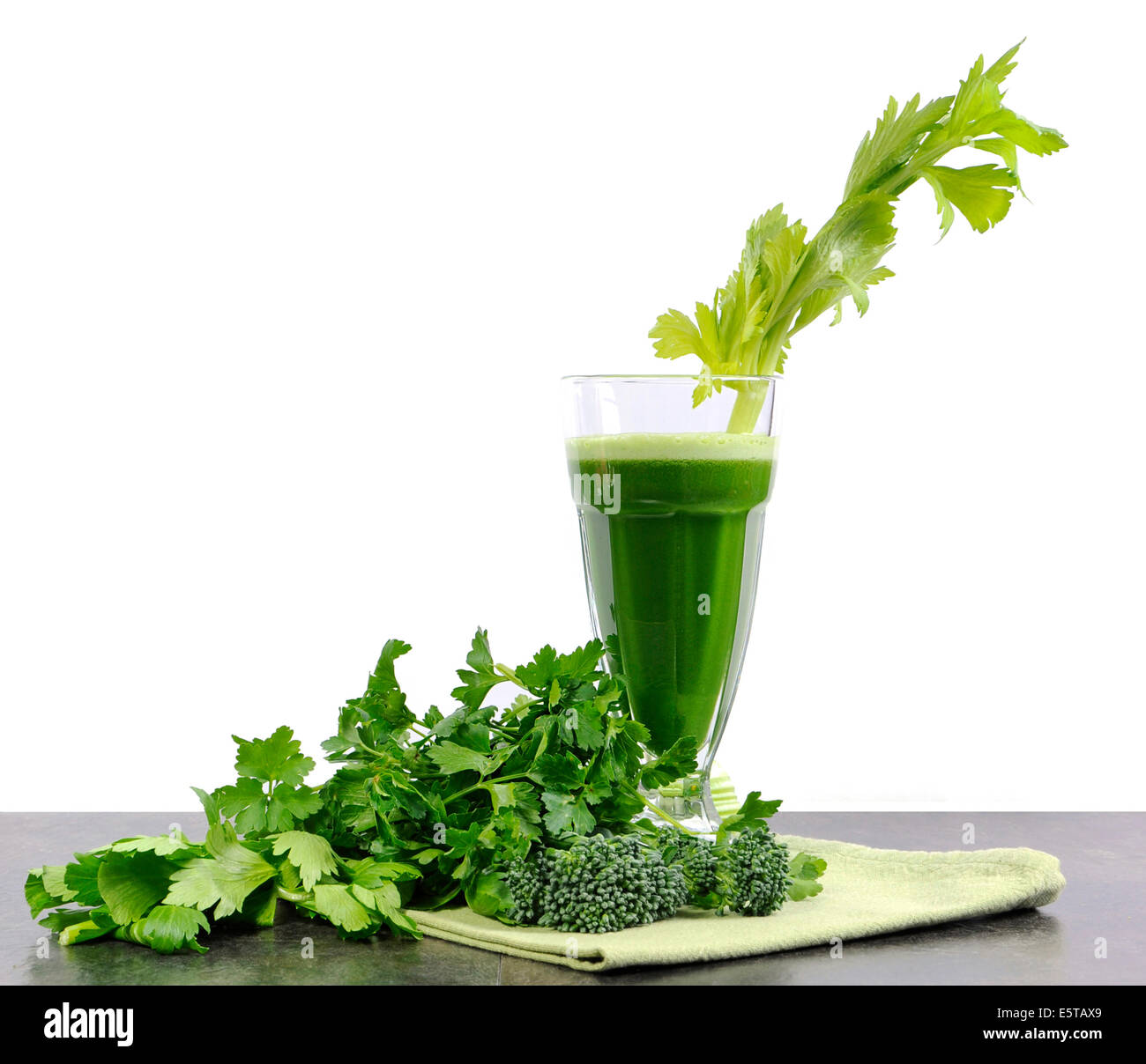 Una sana dieta alimenti per la salute con nutriente fresco verde juiced succhi di verdura con sedano, broccoli e prezzemolo. Foto Stock