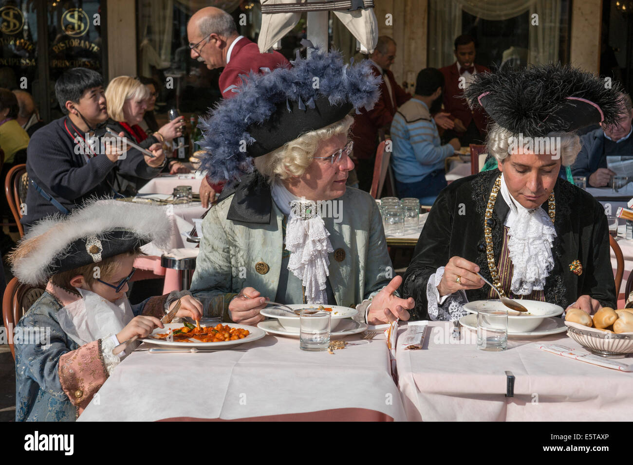 Ristoranti in costume lungo il porto di Venezia durante il Carnevale. Foto Stock