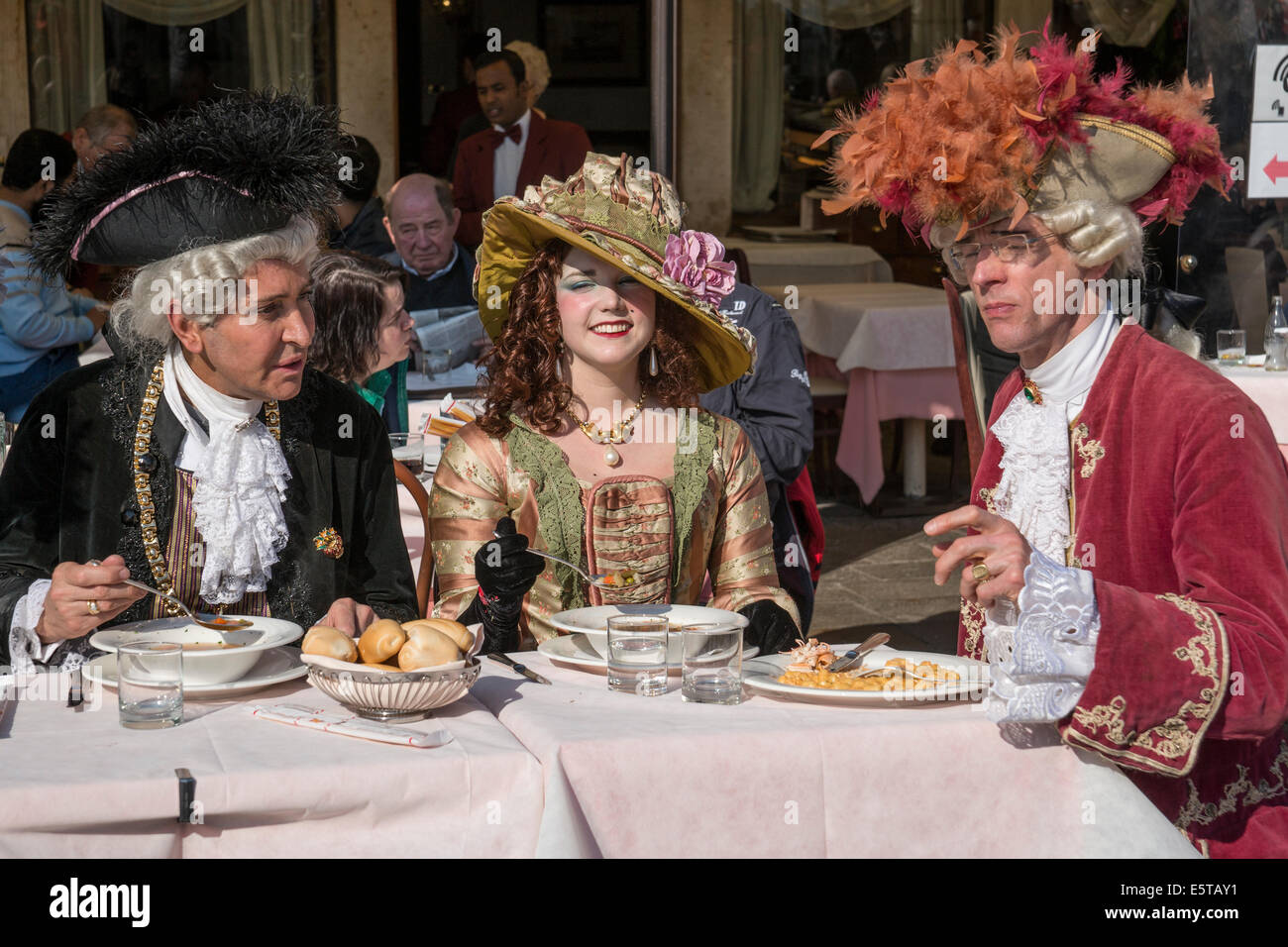 Ristoranti in costume lungo il porto di Venezia durante il Carnevale. Foto Stock