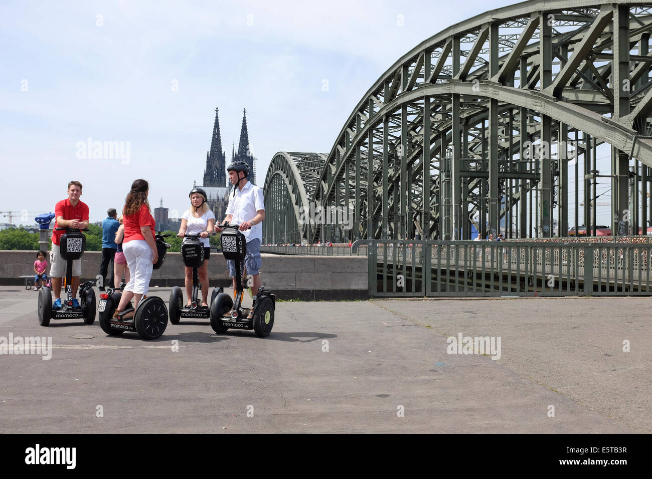 Segway tour nei pressi del ponte di Hohenzollern a Colonia, Germania Foto Stock