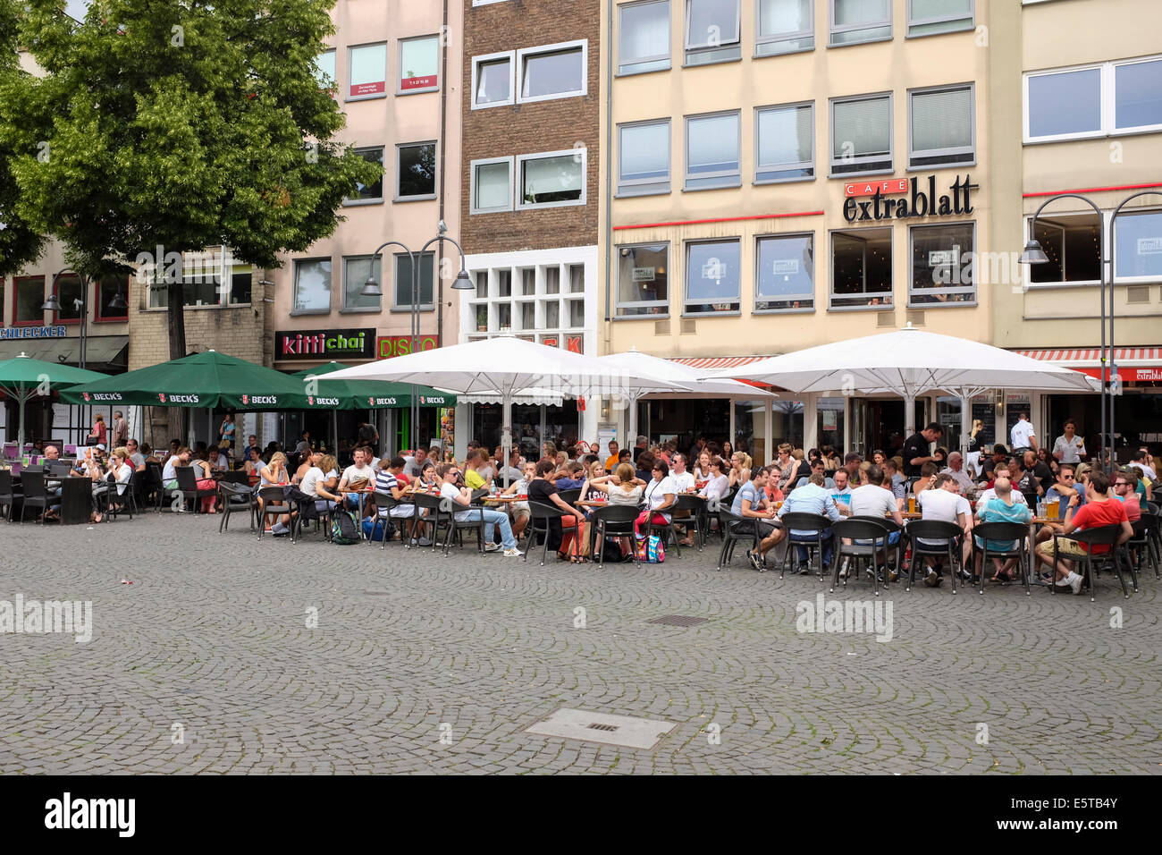 Un sacco di persone aventi un drink nel Marketplace di Colonia, Germania Foto Stock