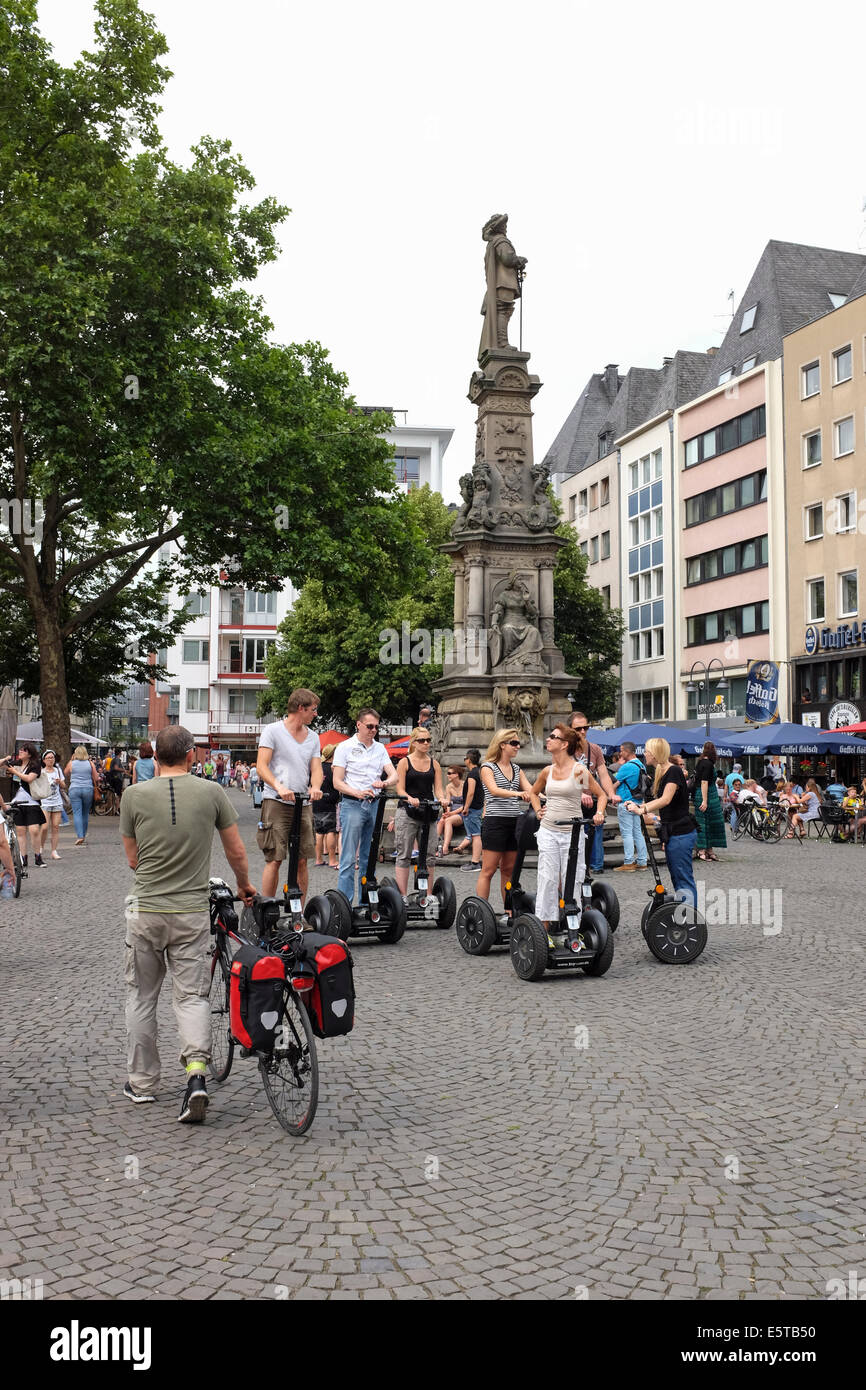 Segway tour presso la piazza del mercato in centro città di Colonia, Germania Foto Stock
