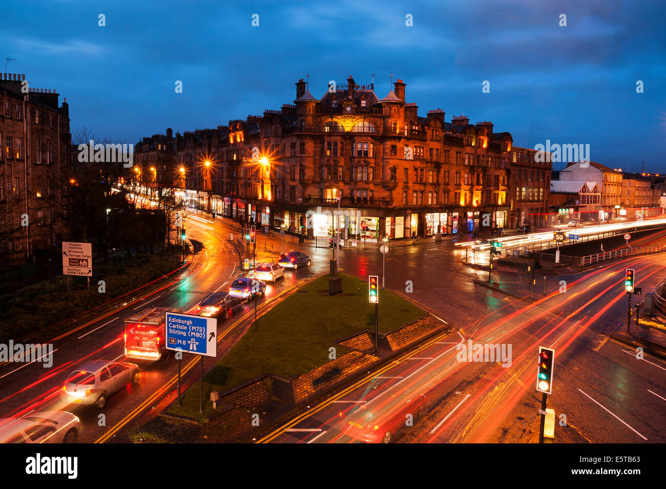 Inizio sera, di notte, foto di Charing Cross incrocio con ora di punta del traffico. Foto Stock