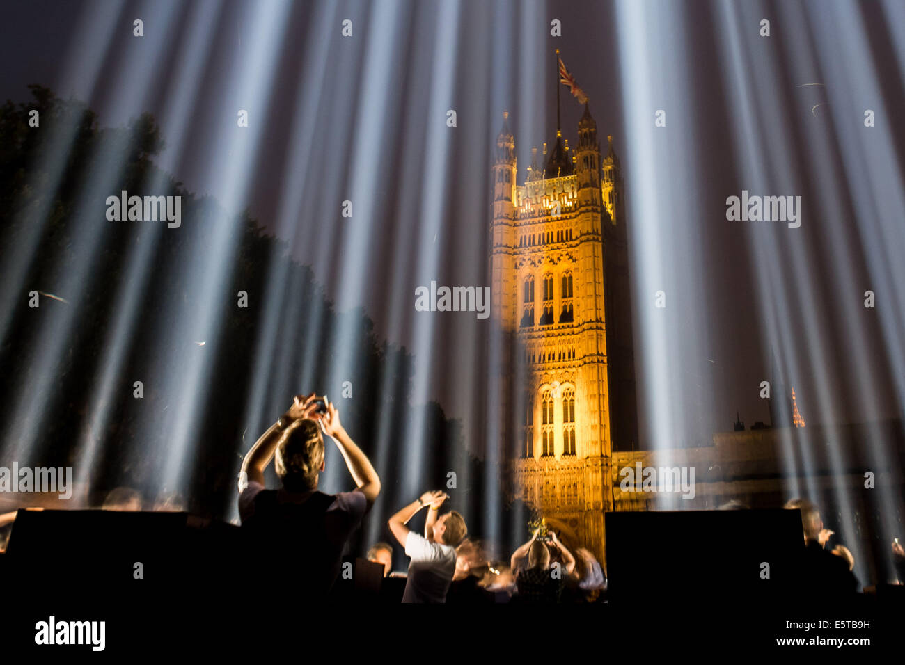 Londra, Regno Unito. 5 Ago, 2014. Gli spettri 'Lights Out' installazione da Ryoji Ikeda in Westminster Credito: Guy Corbishley/Alamy Live News Foto Stock