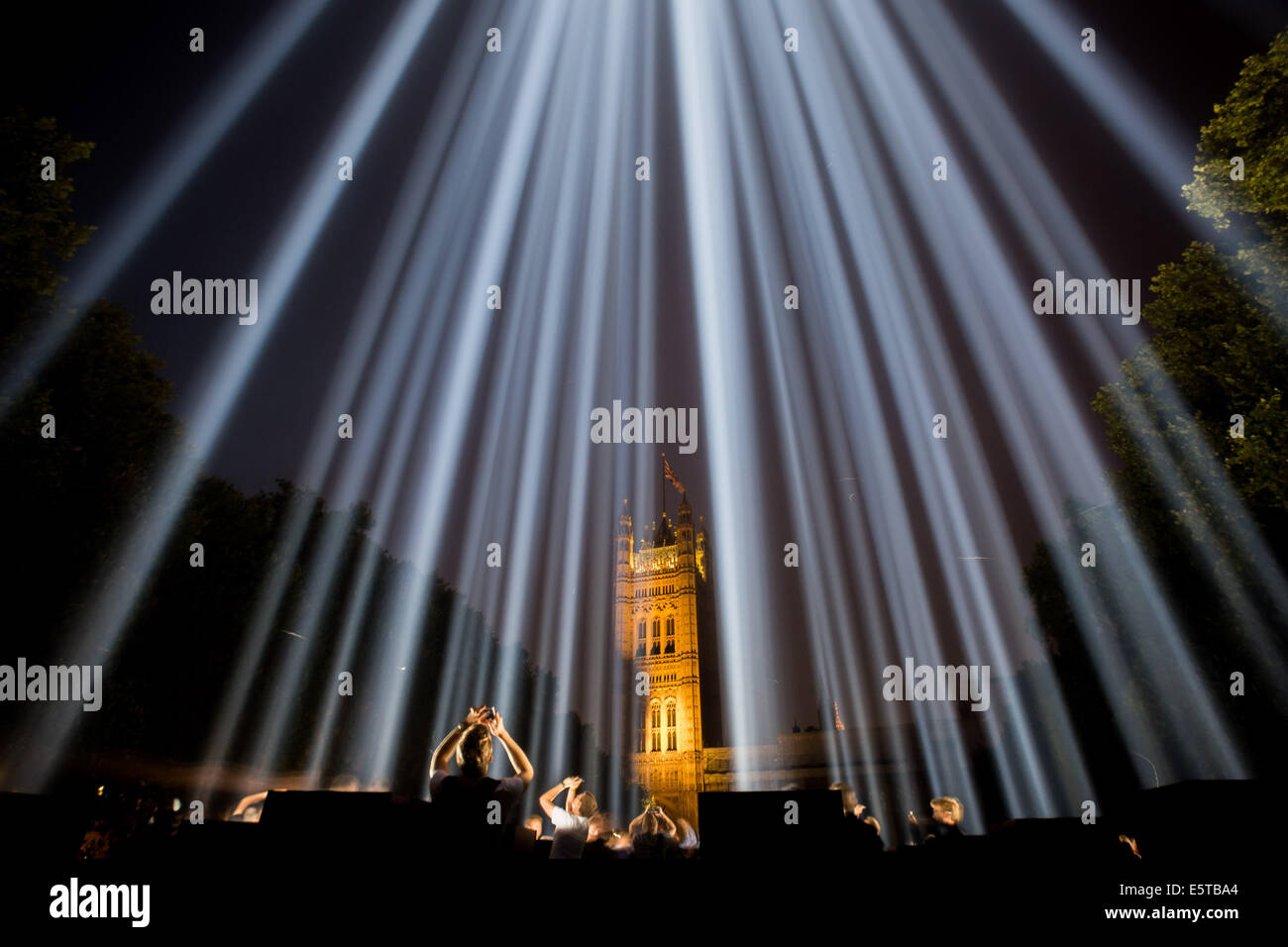 Londra, Regno Unito. 5 Ago, 2014. Gli spettri 'Lights Out' installazione da Ryoji Ikeda in Westminster Credito: Guy Corbishley/Alamy Live News Foto Stock