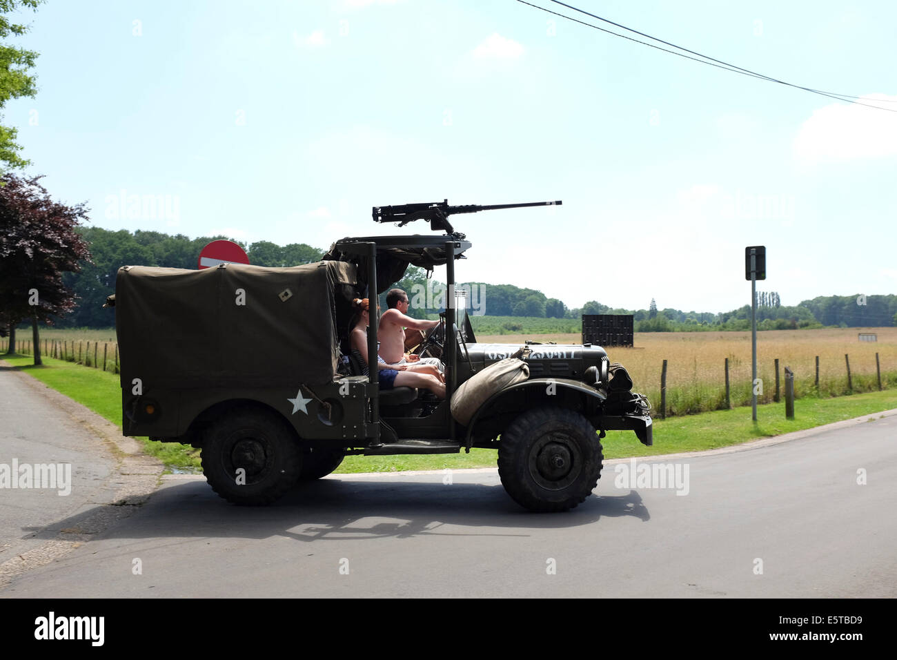 Ex-Esercito USA jeep, con i suoi attuali proprietari, provincia di Limburgo, Belgio Foto Stock