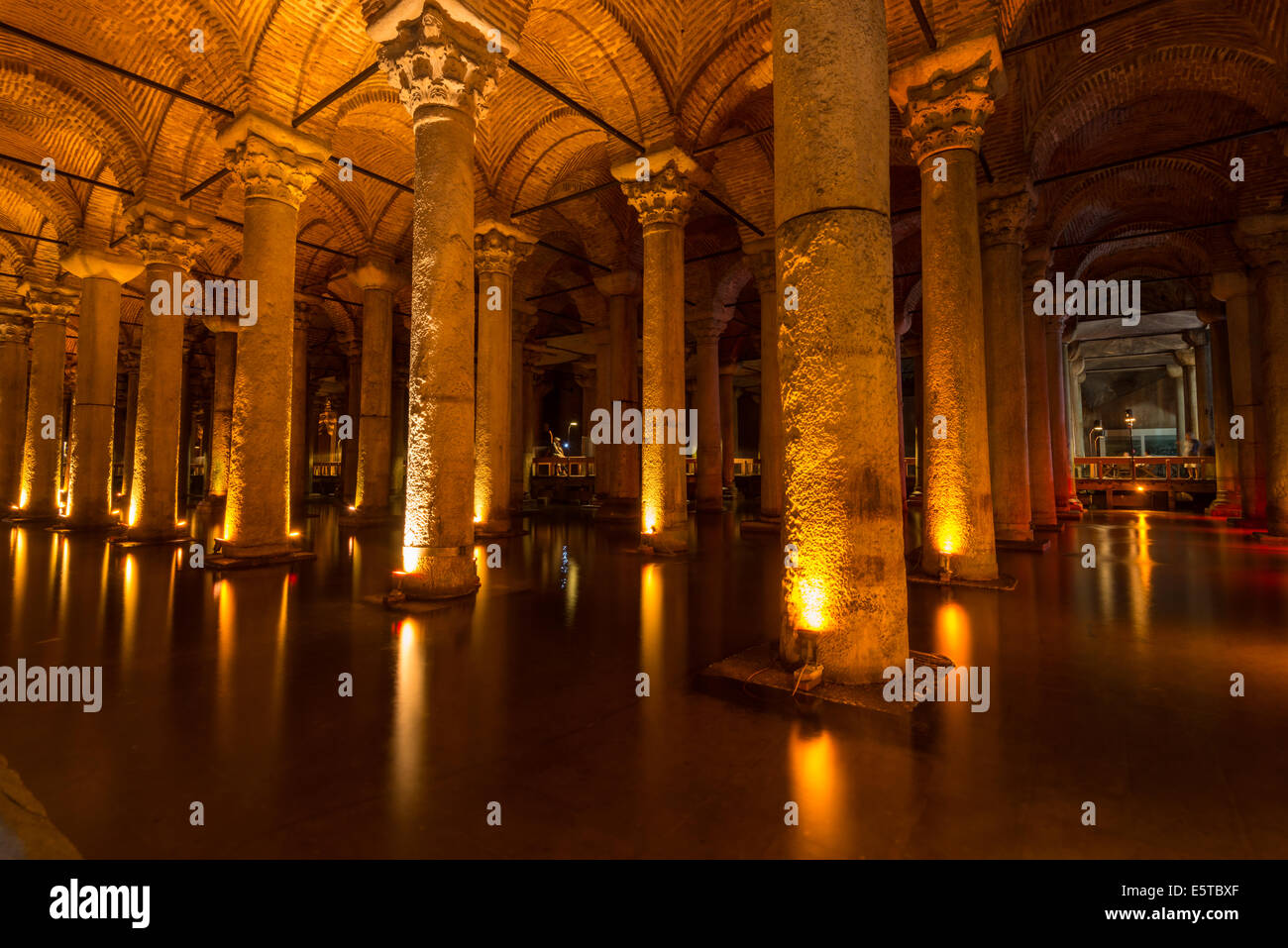 Interminabili file di colonne presso la Basilica Cisterna ad Istanbul in Turchia. Foto Stock