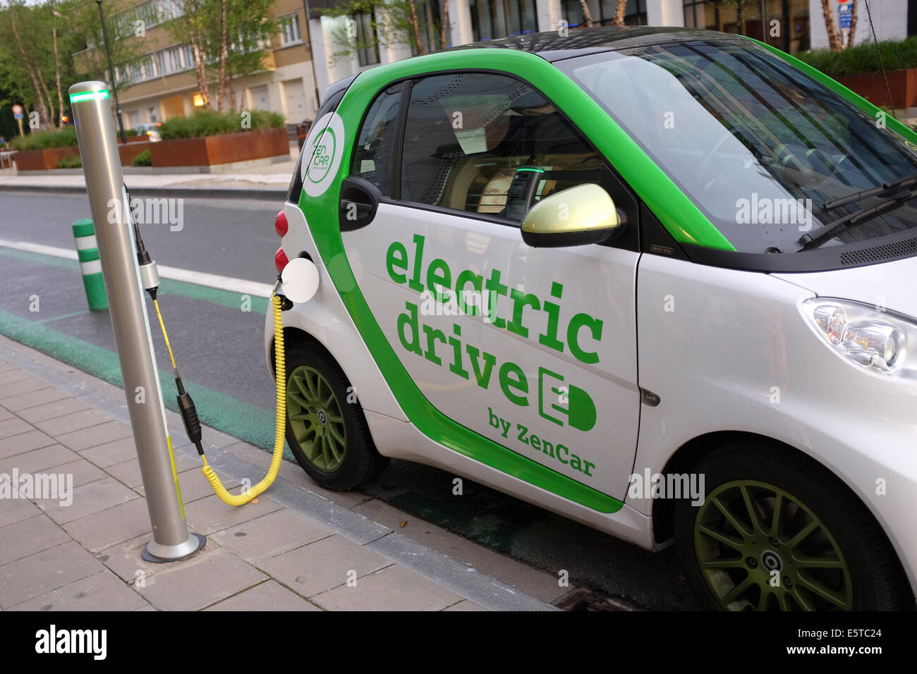 Energia elettrica punto di rifornimento per la trasmissione elettrica auto da ZenCar a Bruxelles, in Belgio Foto Stock