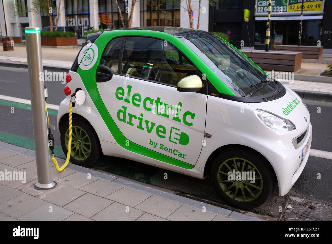 Energia elettrica punto di rifornimento per la trasmissione elettrica auto da ZenCar a Bruxelles, in Belgio Foto Stock