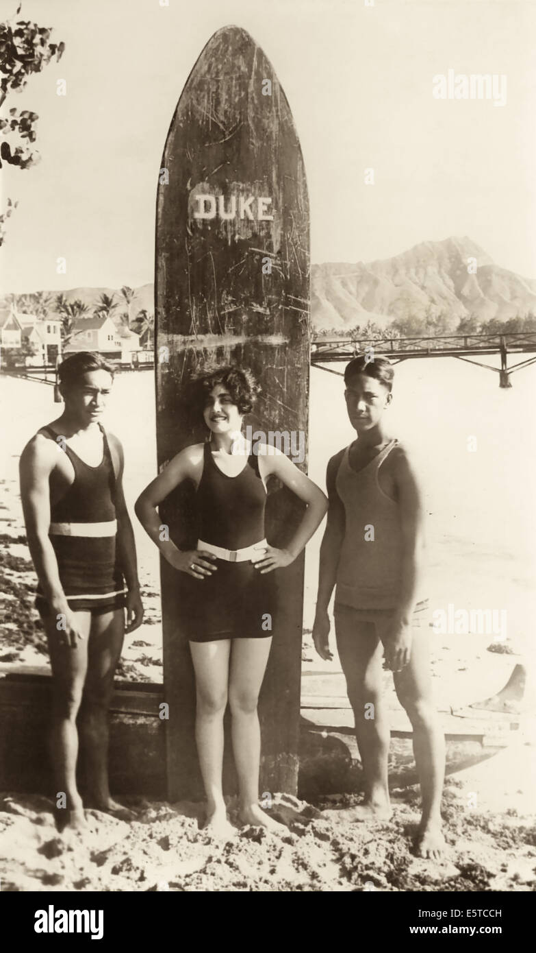 Miss Honolulu 1925, Caroline 'Leilani' Deas, sulla spiaggia con la leggendaria surfer Duke Kahanamoku la tavola da surf, che ha guidato. Foto Stock