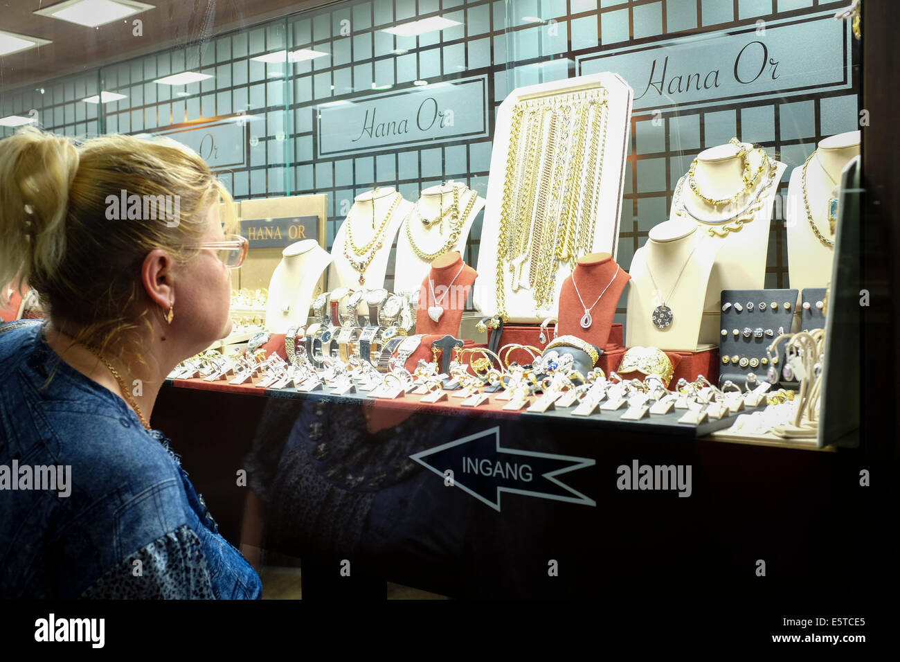 Donna che guarda una finestra negozio gioielli nel quartiere ebraico di Anversa, Belgio Foto Stock