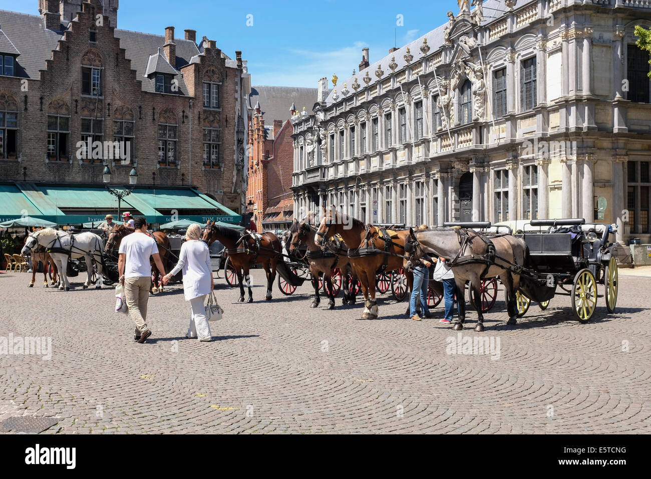 Paio di andare a prendere una carrozza tour nella città vecchia di Bruges, Belgio Foto Stock