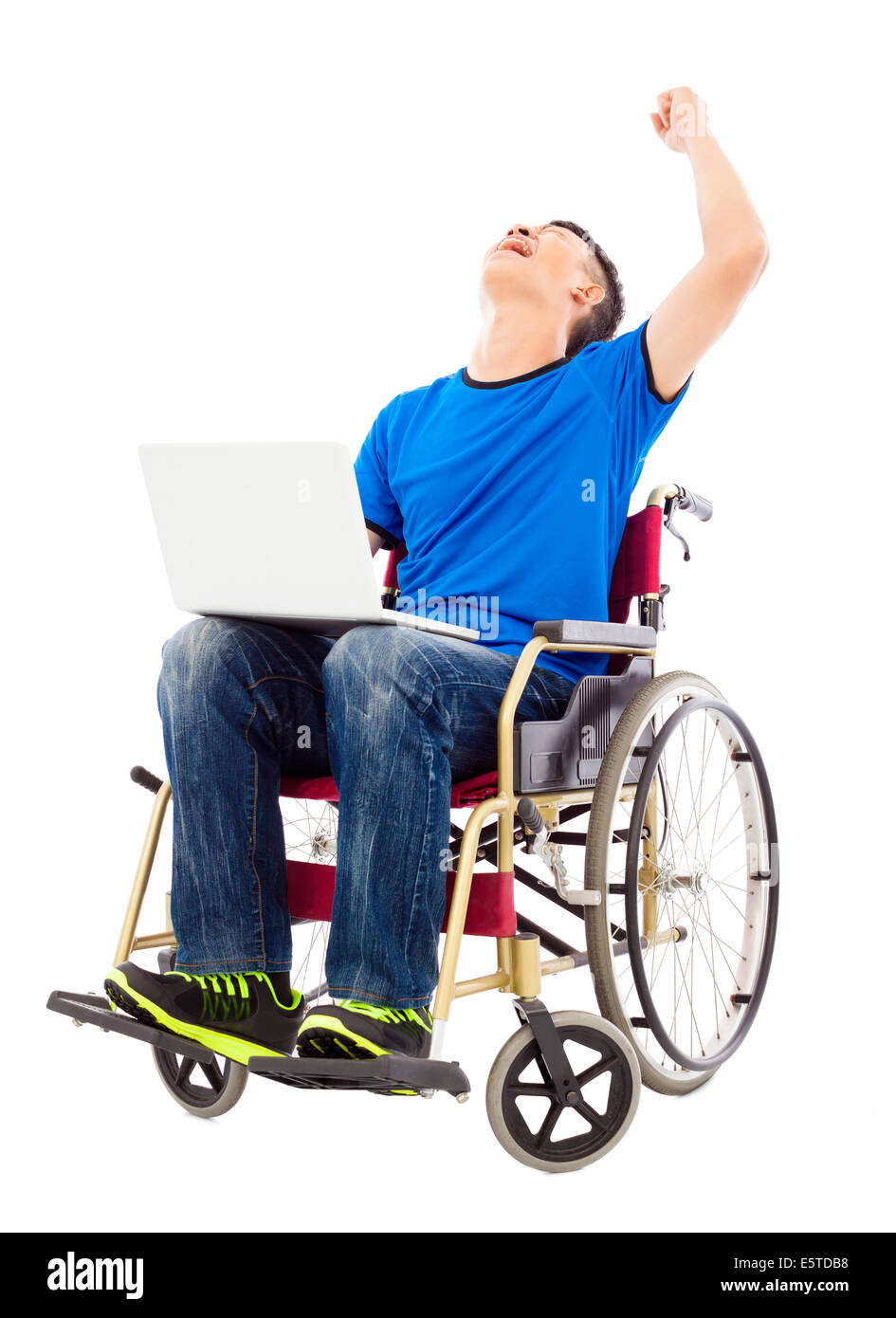 Giovane uomo seduto su una sedia a rotelle e entusiasti di braccio di sollevamento Foto Stock