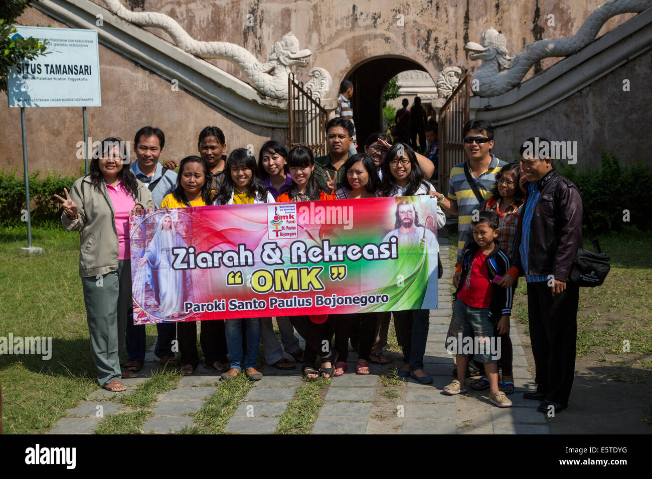 Yogyakarta, Java, Indonesia. Indonesiano cristiana per i turisti che visitano il Taman Sari, il Castello d'acqua, metà-18th. Secolo. Foto Stock