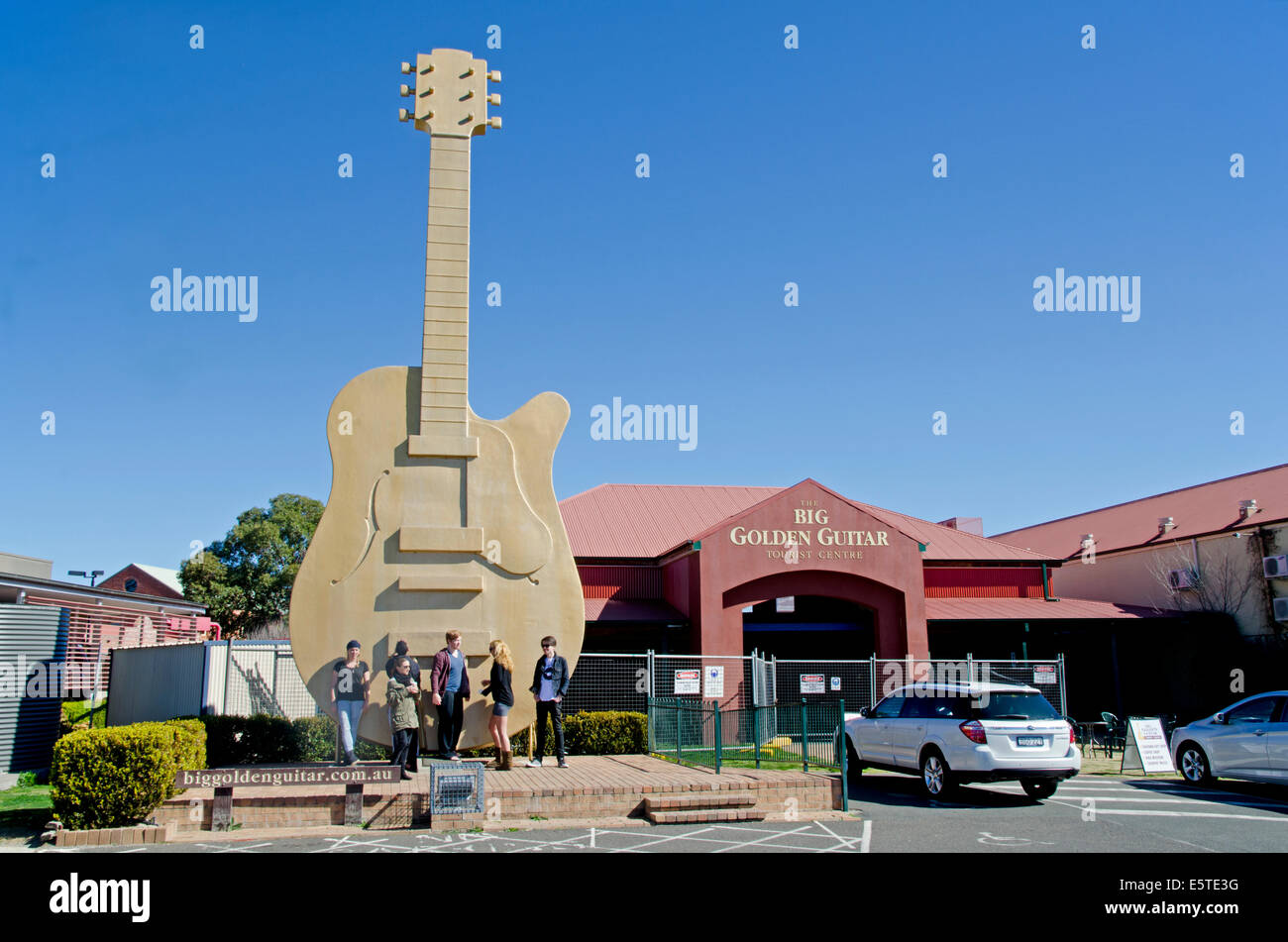 I turisti in posa davanti alla grande Golden Guitar, Tamworth Australia Foto Stock