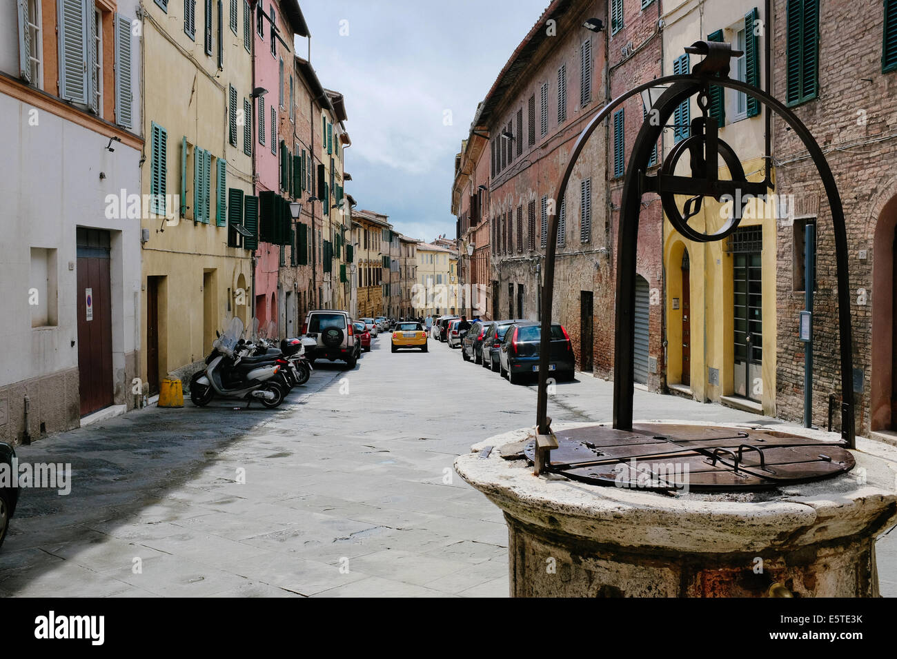 Una vista verso il basso la Vai san Marco, Siena Foto Stock