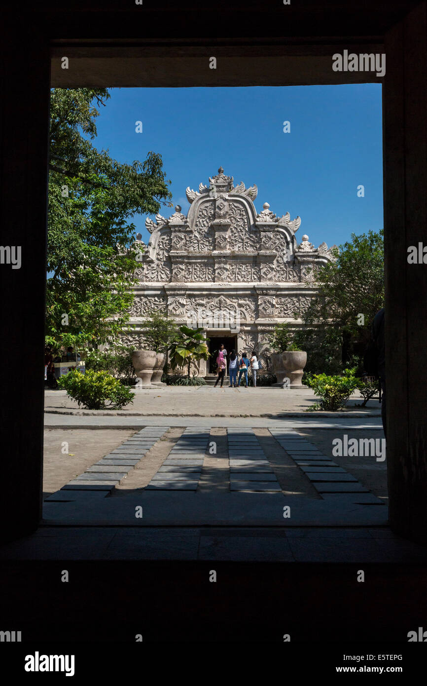 Yogyakarta, Java, Indonesia. West Gate ingresso il Taman Sari, il Castello d'acqua, dall'interno del cortile. Foto Stock