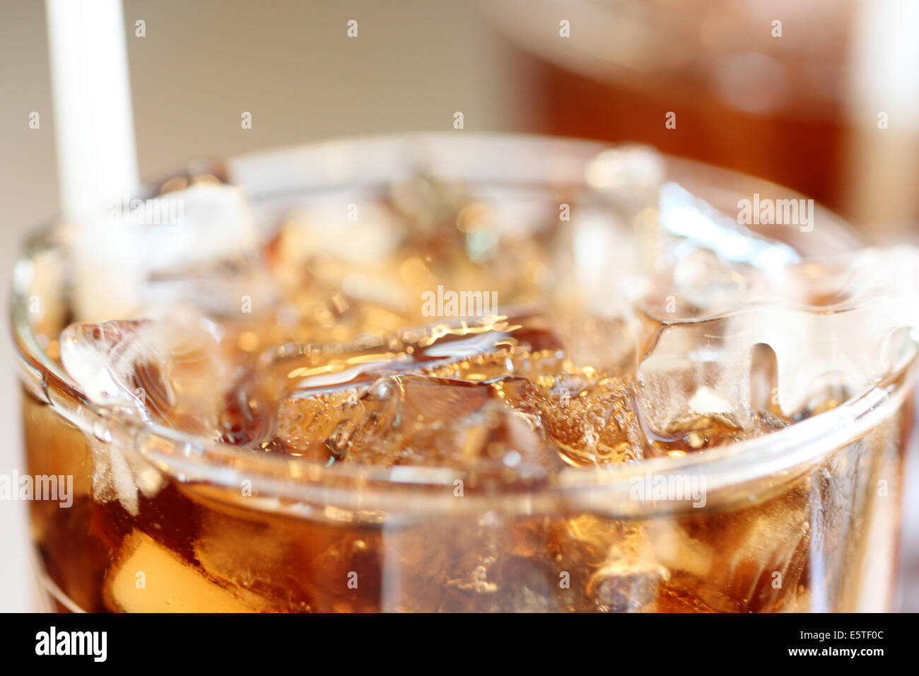 Ice bevande di cola in vetro per la bevanda sfondo. Foto Stock