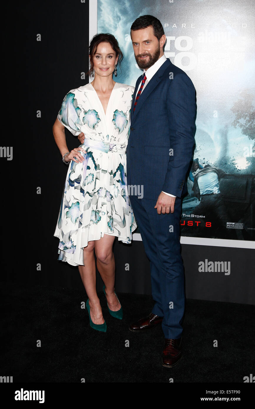 New York, US. Il 4° agosto 2014. Gli attori Sarah Wayne Callies e Richard Armitage frequentare il 'nella tempesta' premiere al AMC Lincoln Square Theatre il 4 agosto 2014 a New York City. Credito: Debby Wong/Alamy Live News Foto Stock