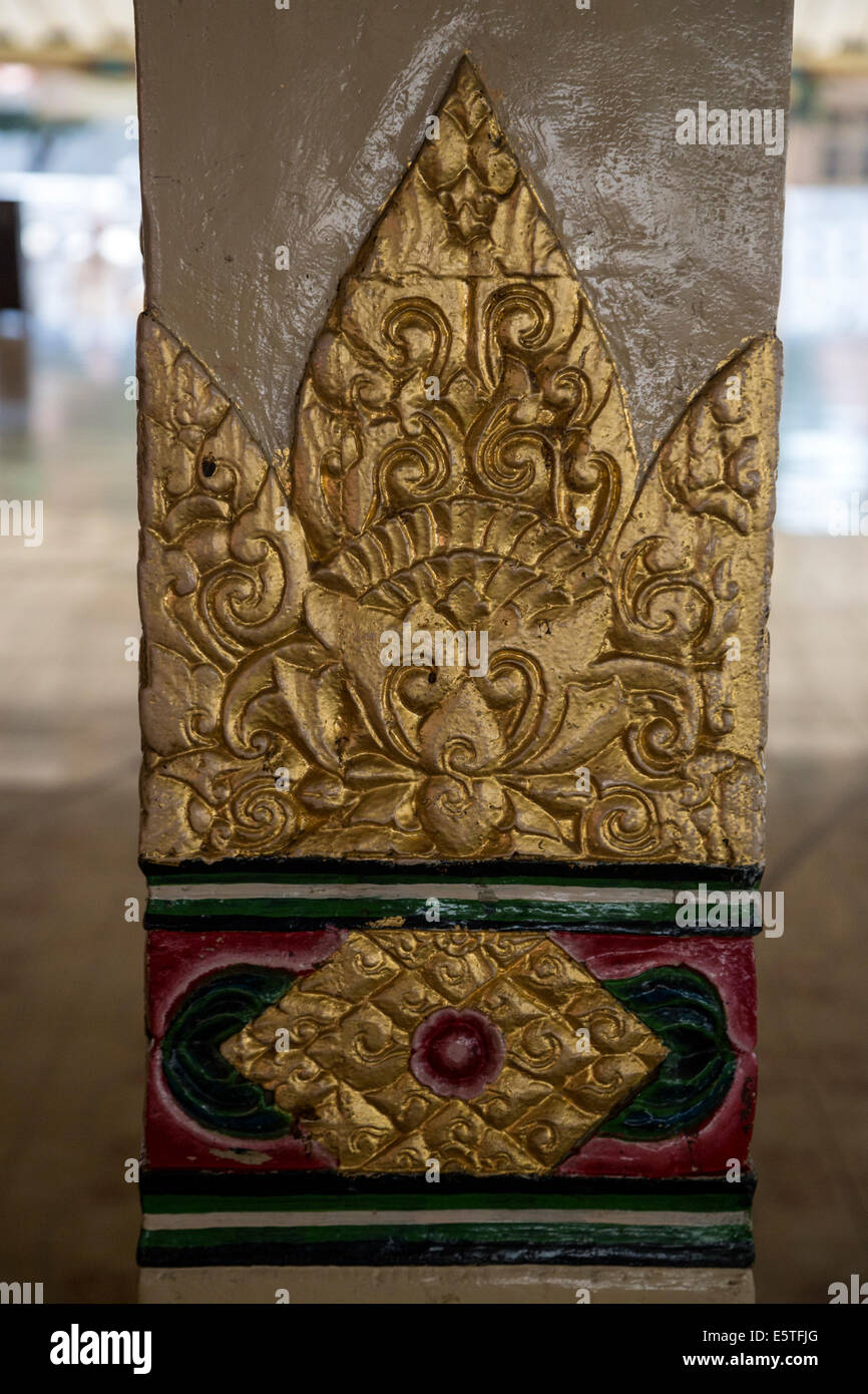 Yogyakarta, Java, Indonesia. Fiore di loto decorazione sulla colonna della Grande Moschea, Masjid Gedhe Kauman, mid-18th. Secolo. Foto Stock