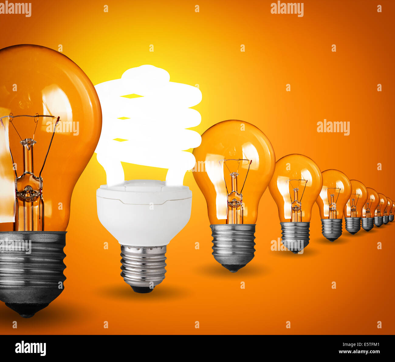 Idea concetto con lampadine su sfondo arancione Foto Stock