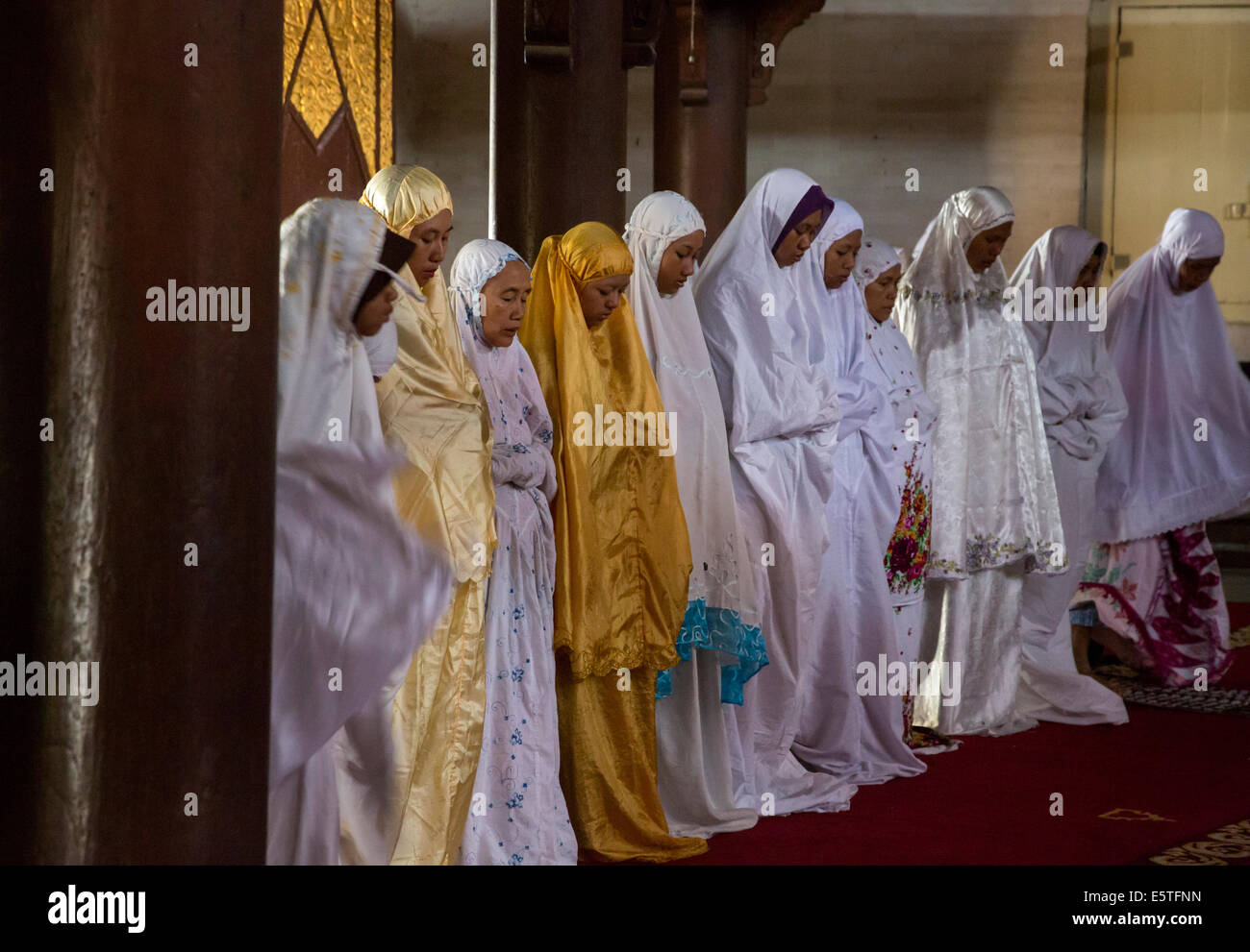 Yogyakarta, Java, Indonesia. Le donne di pregare a metà giornata di preghiera, Grande Moschea, Masjid Gedhe Kauman, mid-18th. Secolo. Foto Stock
