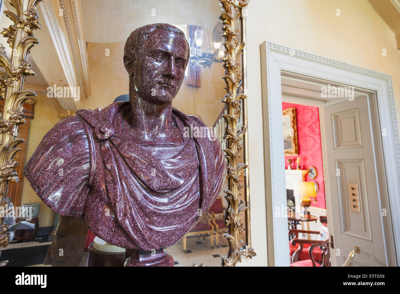 Inghilterra, Hampshire, Hinton Ampner House, busto di Giulio Cesare Foto Stock