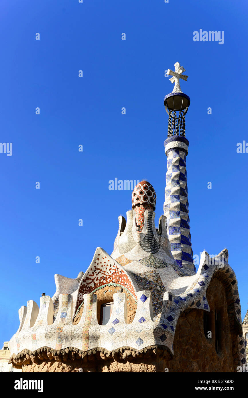 Torre, Gatehouse, progettato da Antoni Gaudi, Parco Güell, Sito Patrimonio Mondiale dell'UNESCO, Barcellona, ​​Catalonia, Spagna Foto Stock