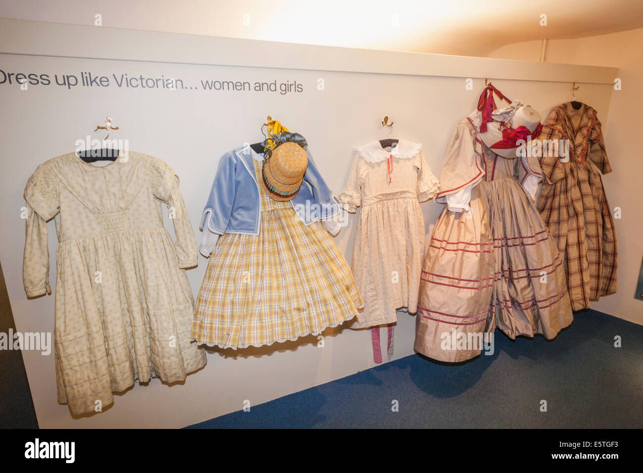 Inghilterra, Somerset, bagno, Museo della Moda, Vittoriano costumi per i visitatori di utilizzare per le foto in posa Foto Stock