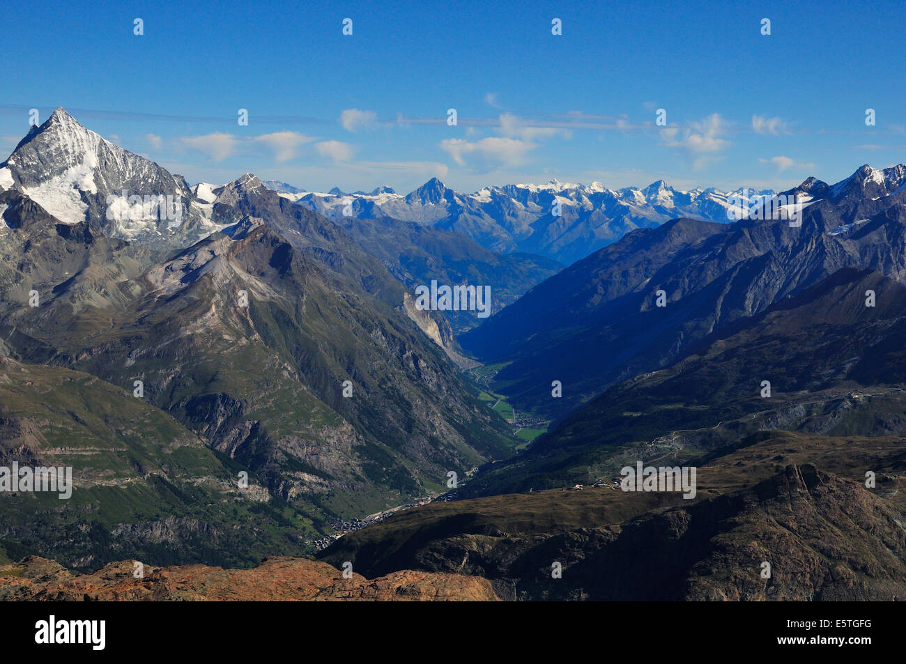 Vista dal Klein Matterhorn sulla questione Valley, a sinistra del Weisshorn montagna, 4505 m, Zermatt, Vallese, Svizzera Foto Stock