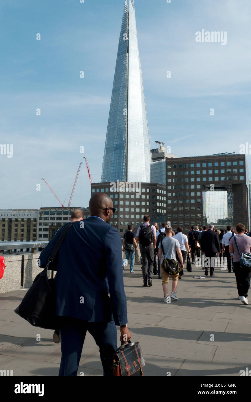 City of London office lavoratori attraversando a piedi il Ponte di Londra dopo il lavoro in estate dopo il lavoro e il grattacielo Shard London REGNO UNITO KATHY DEWITT Foto Stock