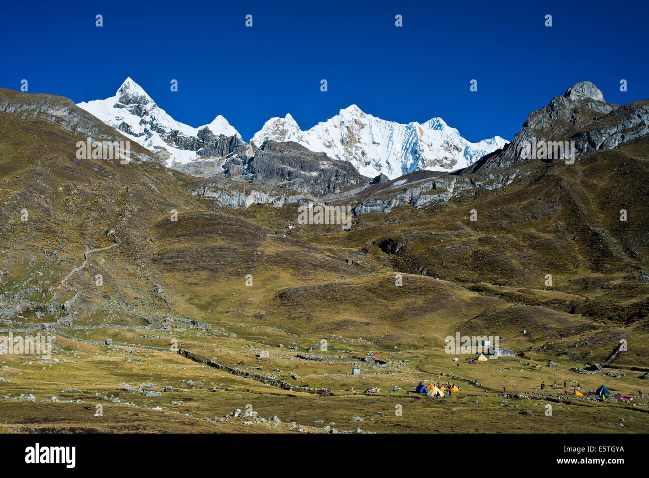 Campo in tenda, sul retro il snow-capped Trapecio Mt e Mt Nevados Jurau, Cordillera Huayhuash mountain range, nel nord del Perù Foto Stock