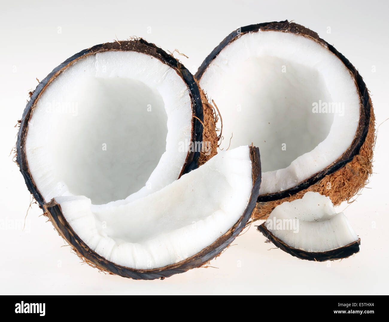Noci di cocco fresco su bianco Foto Stock