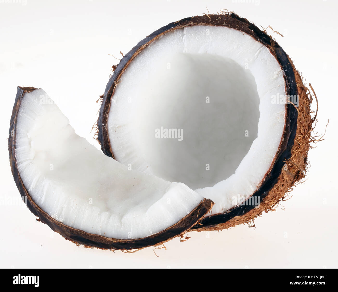 Noci di cocco fresco su bianco Foto Stock
