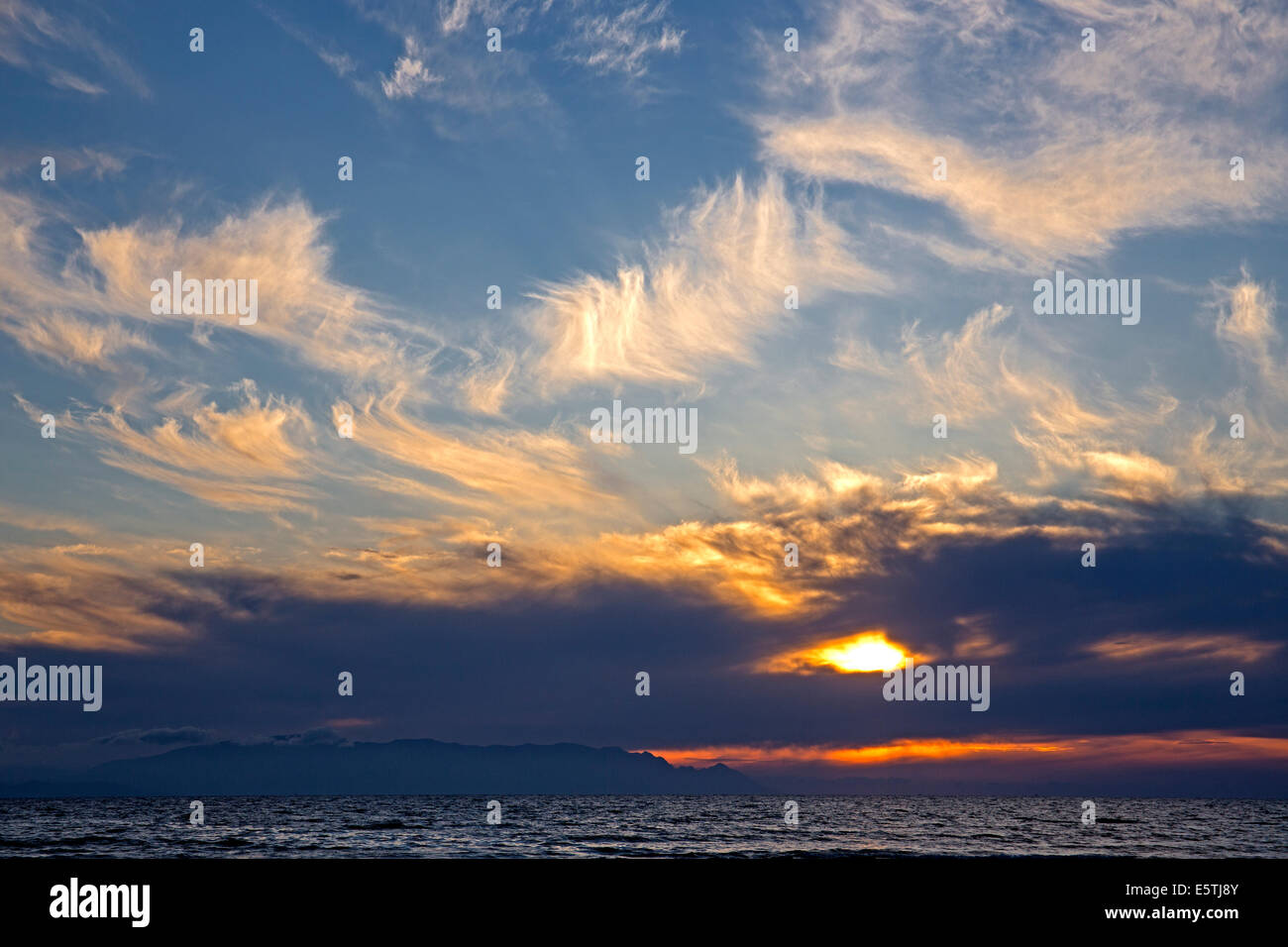 Cirrus nuvole al tramonto sul Mar Egeo Turchia Kuşadası Foto Stock