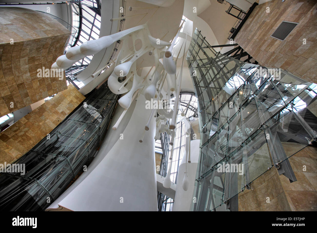 La moderna architettura di interni del museo Guggenheim, Bilbao, Spagna Foto Stock