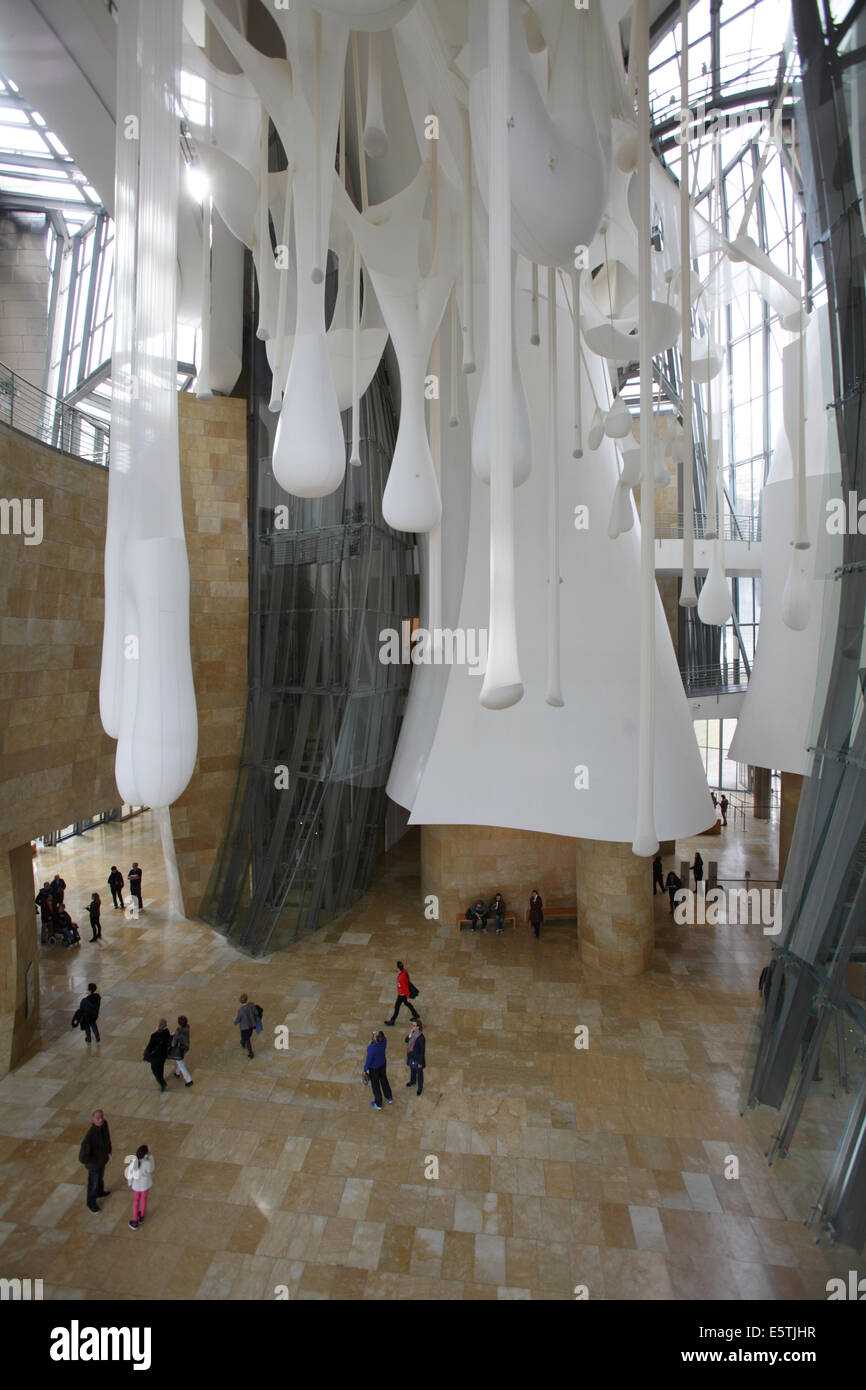 La moderna architettura di interni del museo Guggenheim, Bilbao, Spagna Foto Stock
