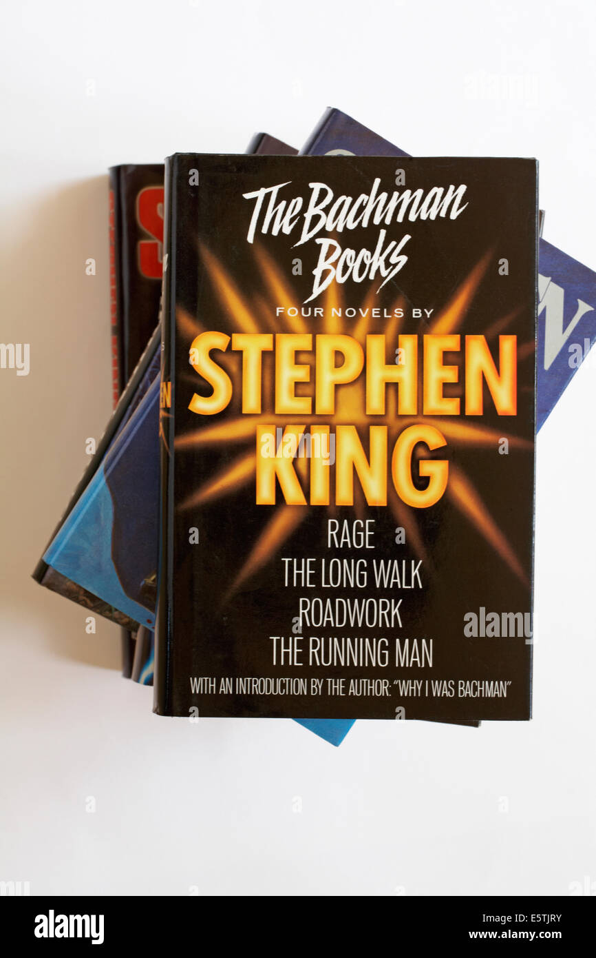 Pila di Stephen King libri con la Bachman libri quattro romanzi di Stephen King sulla cima isolata su sfondo bianco Foto Stock