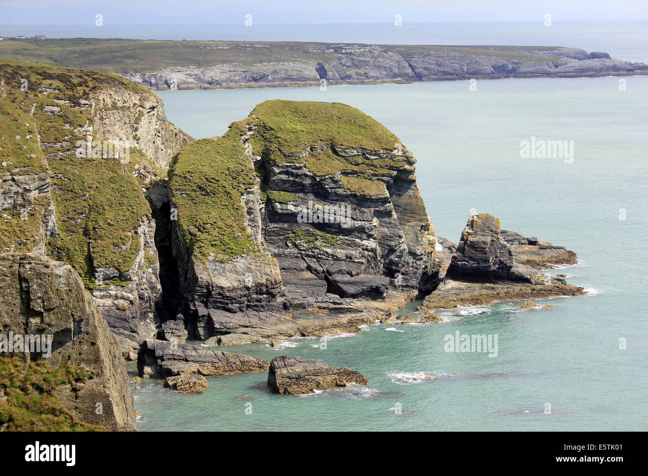 Scogliere sul mare vicino a sud pila faro, Anglesey, Galles Foto Stock