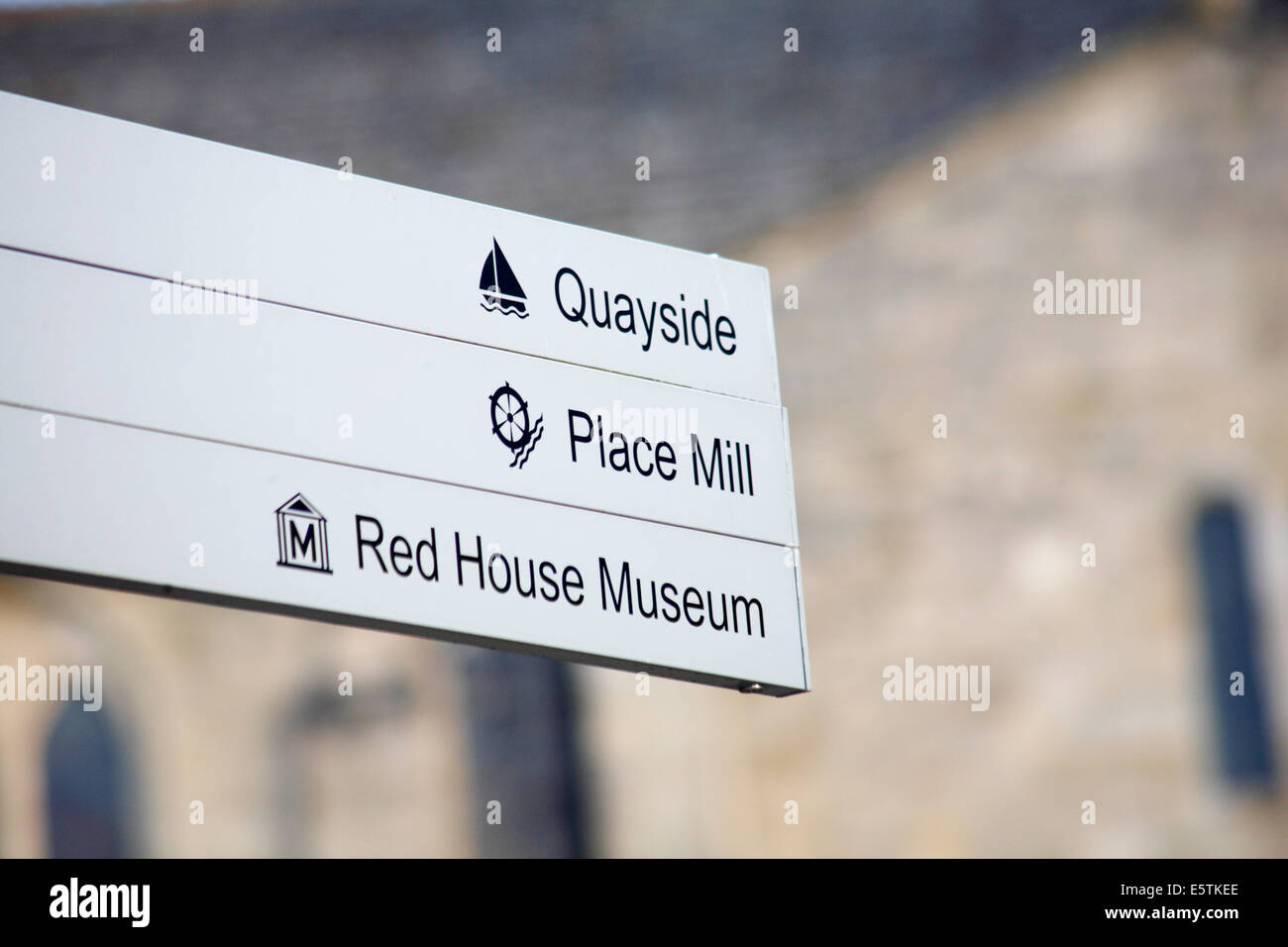 Quayside, Place Mill e Red House Museum segno di fronte a Christchurch Priory, Dorset UK nel mese di luglio Foto Stock