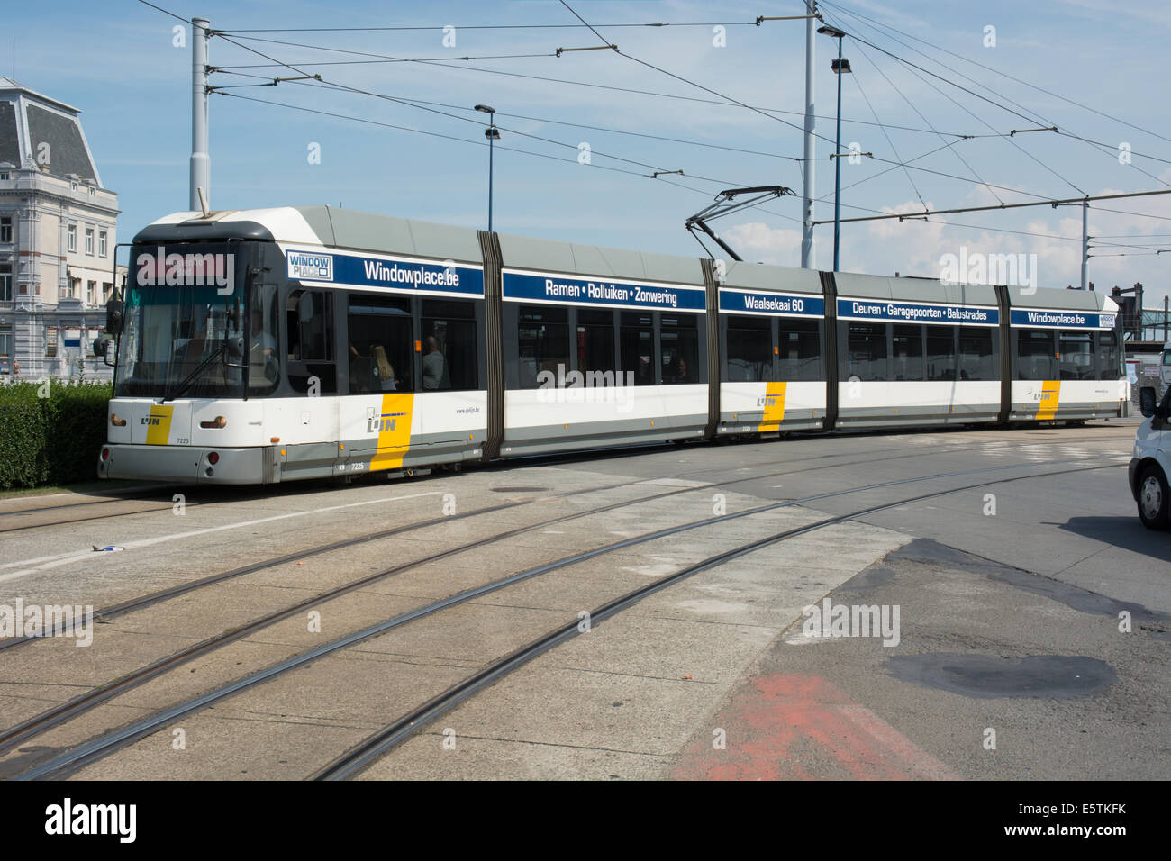 Un pavimento basso tram gestiti da De Lijn lascia la stazione di Ostenda e capi verso Westends male il tram costiero Foto Stock