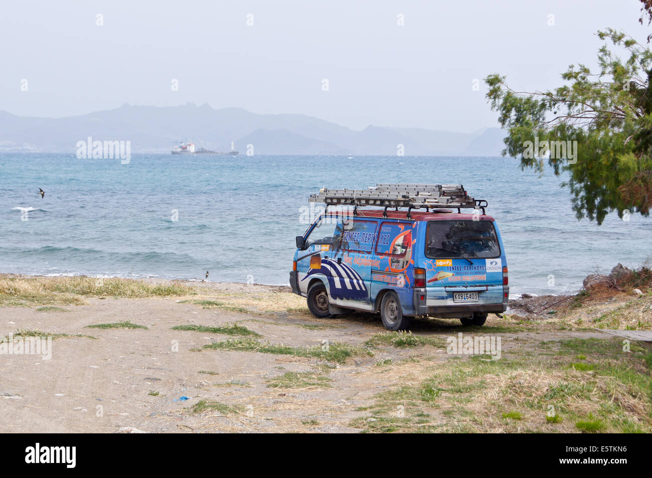 Un illustrato del contraente di van parcheggiato su una spiaggia, Kos, Grecia Foto Stock