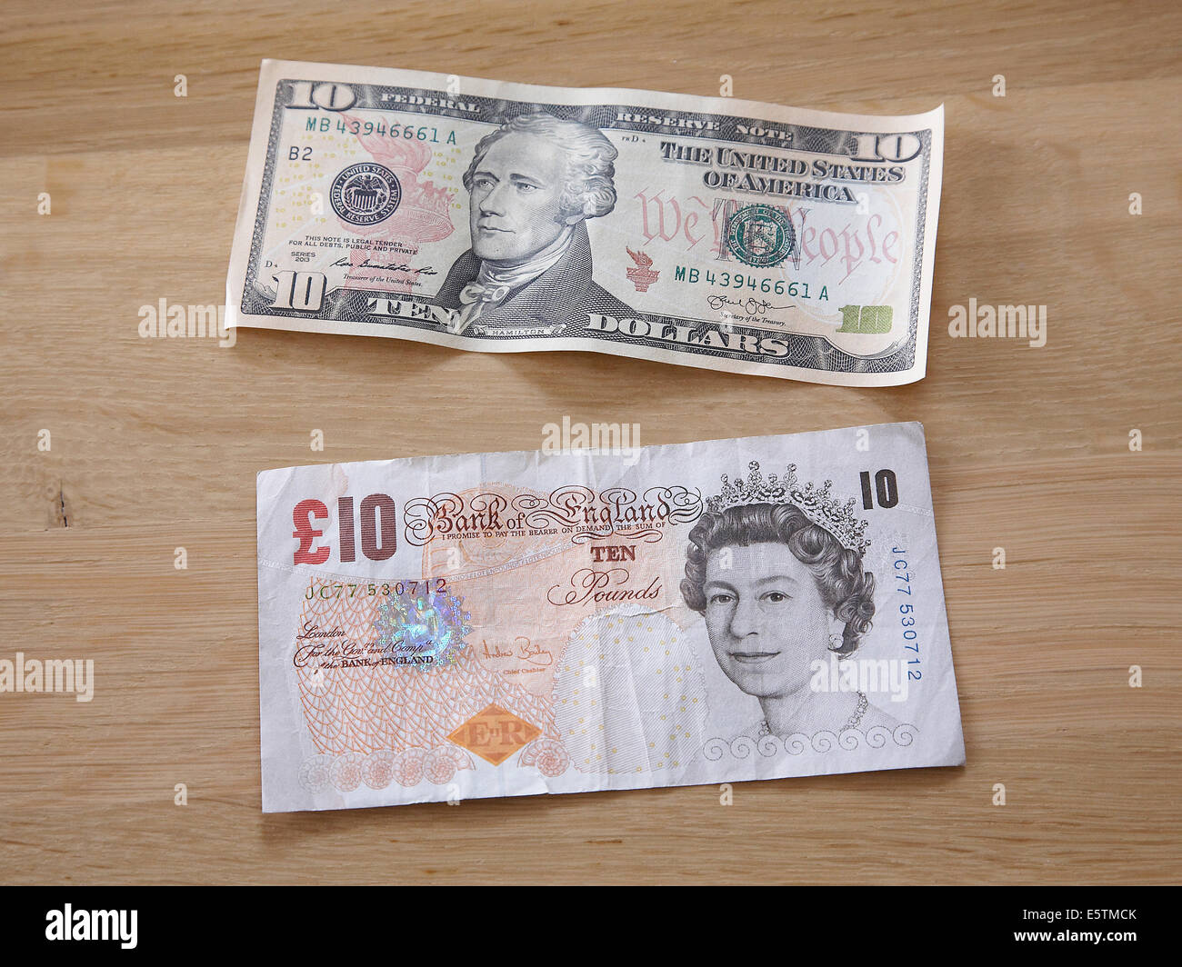Un britannico dieci pound nota e un American dieci dollar nota. Foto Stock