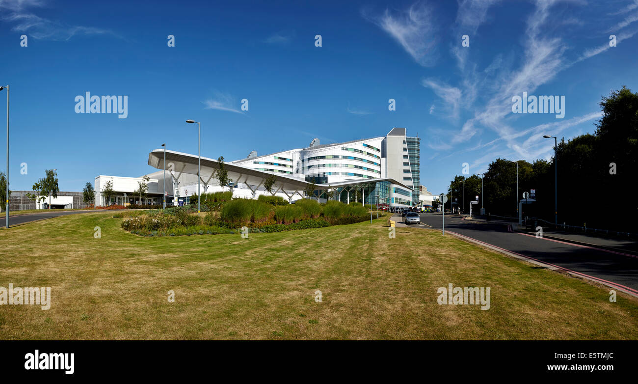 Esterno del NHS Queen Elizabeth Hospital di Birmingham, noto anche come il QE Hospital Birmingham o UHB. Foto Stock