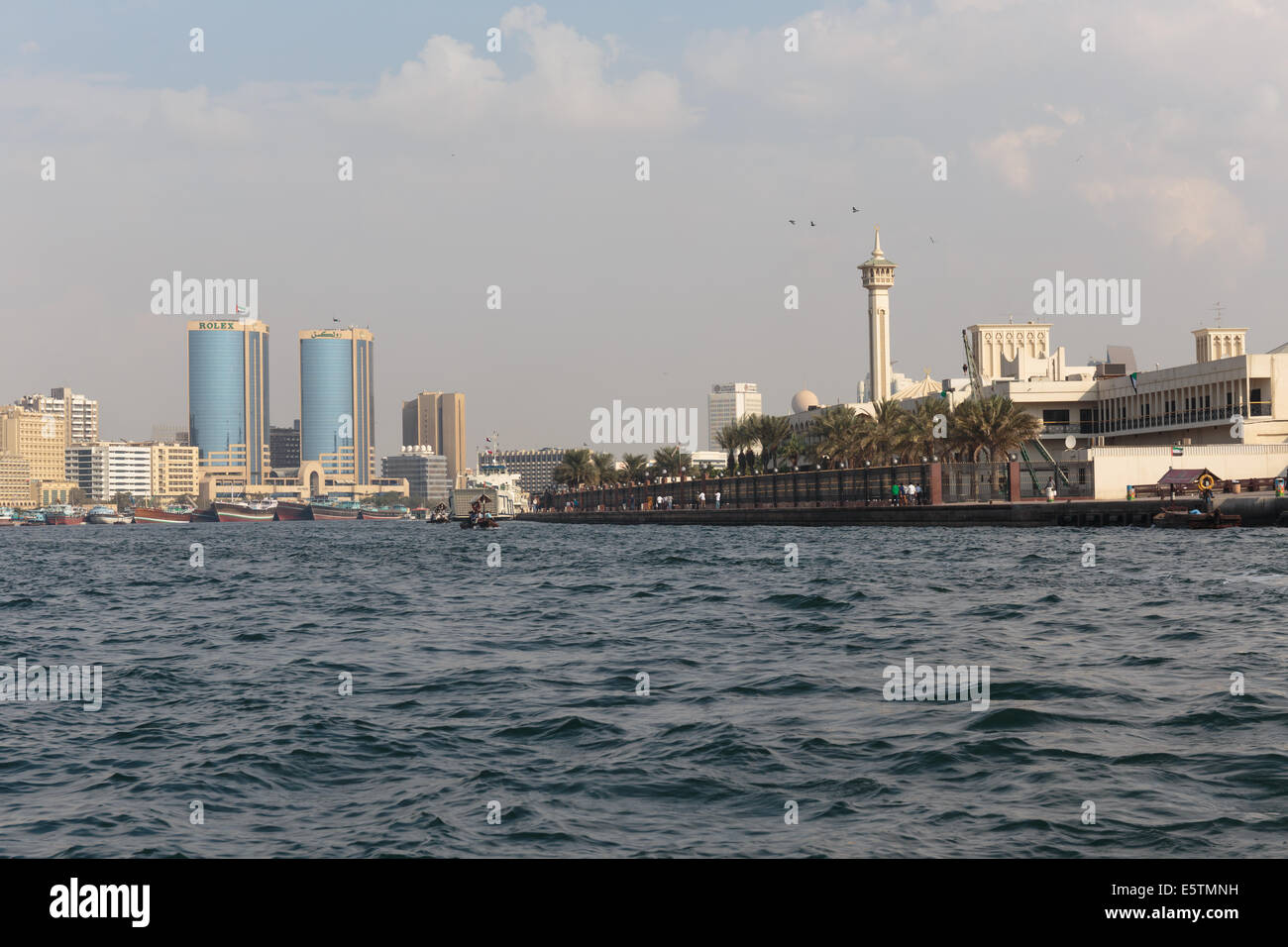 DUBAI, Emirati Arabi Uniti - 15 novembre 2013: Creek e la città vecchia di Dubai. Foto Stock