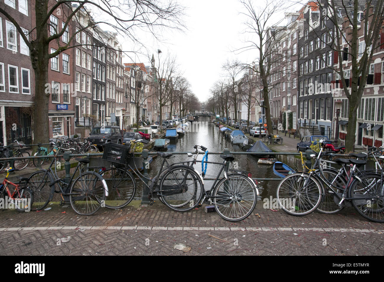 Un tipico canale di Amsterdam scena, su Bloemgracht nel quartiere di Jordaan. Luce di gennaio. Foto Stock