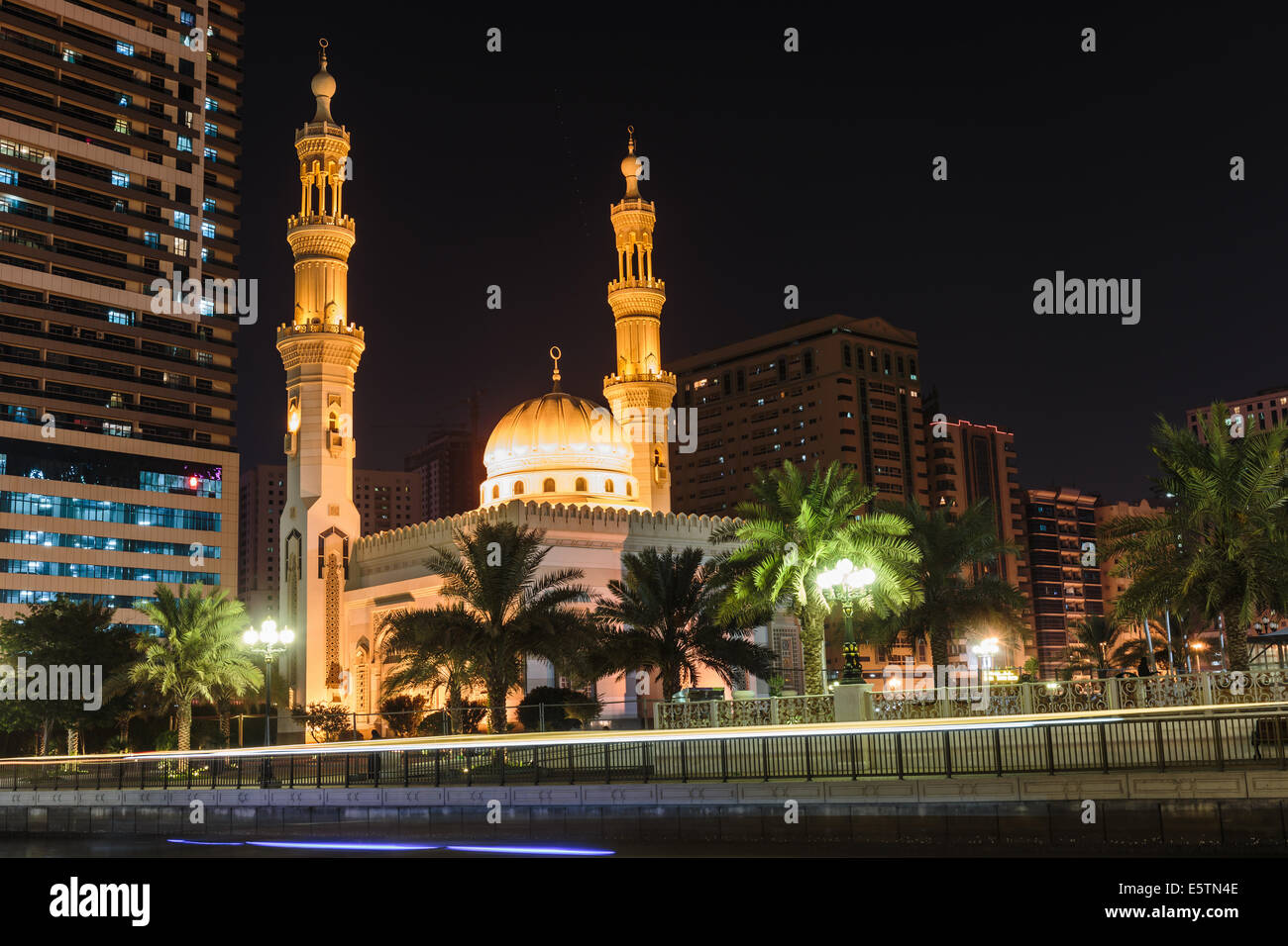La moschea di vista notturna in Sharjah Emirati Arabi Uniti Foto Stock