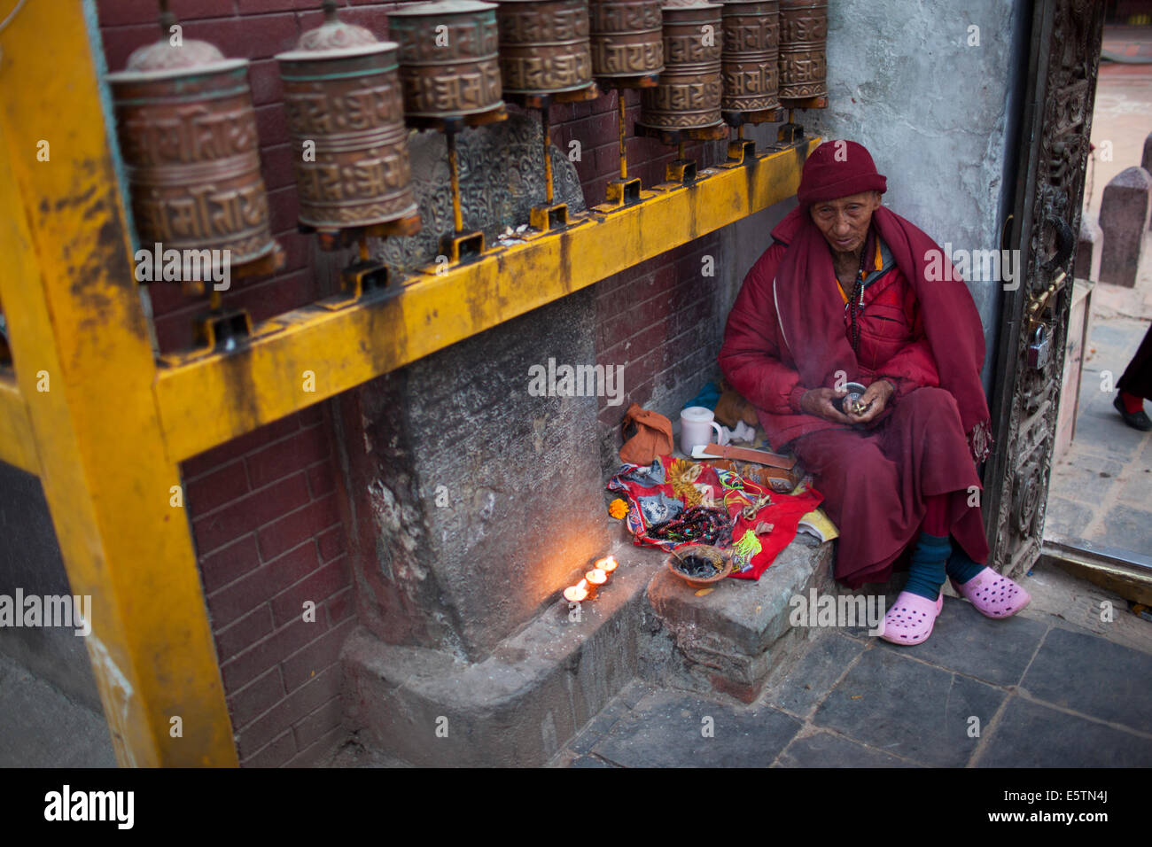 Il Buddista Tibetana Stupa di Boudhanath domina lo skyline di Kathmandu. L antico stupa è uno dei più grandi del mondo. Foto Stock