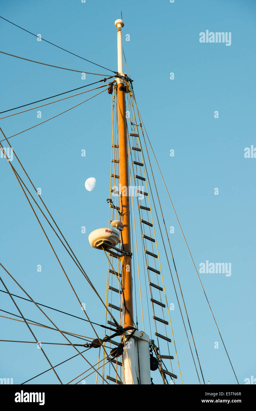 Cerca fino a vedere la luna accanto al montante e parte dell'armamento di un XIX secolo Tall Ship. Foto Stock