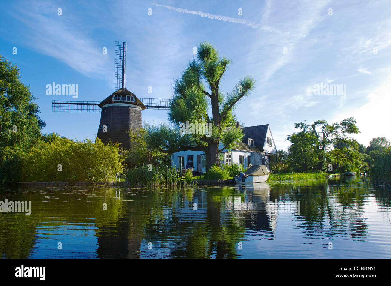 Splendidamente situato a casa con un mulino a vento a Spiegelplas o Mirror Lake in North Holland, Paesi Bassi Foto Stock